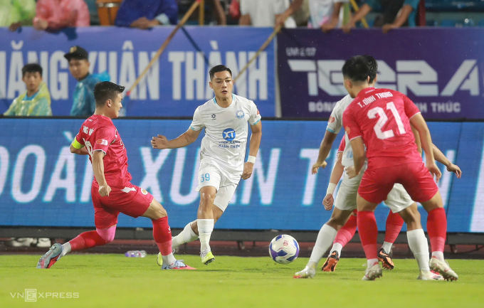 Tiền đạo Nam Định Lâm Ti Phông (áo trắng) đi bóng trong trận thua Công an Hà Nội 0-2 ở vòng 5 V-League 2025-2026, trên sân Thiên Trường, Ninh Bình ngày 28/9/2025. Ảnh: Quang Đương