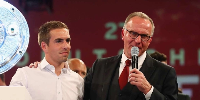 Rummenigge đứng cạnh Lahm trong một buổi lễ đưa cựu hậu vê Bayern vào Sảnh Danh vọng bóng đá Đức tháng 10/2022. Ảnh: FC Bayern