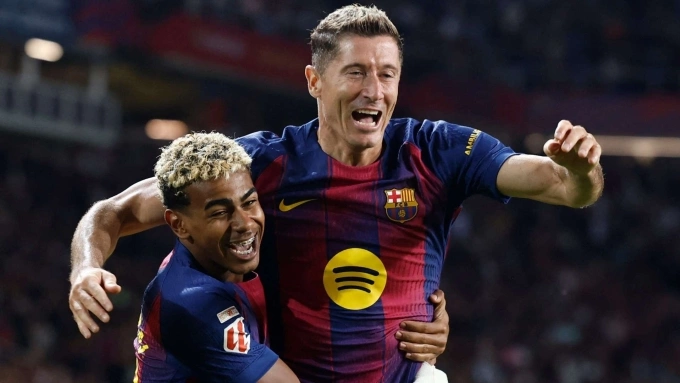 Yamal (trái) chia vui cùng Lewandowski sau bàn ấn định chiến thắng 2-1, trên sân Olympic, Barcelona, Tây Ban Nha hôm 28/9. Ảnh: Reuters