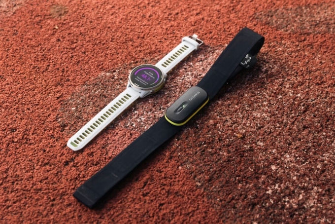 Đồng hồ và đai đeo đo nhịp tim của Garmin. Ảnh: Garmin