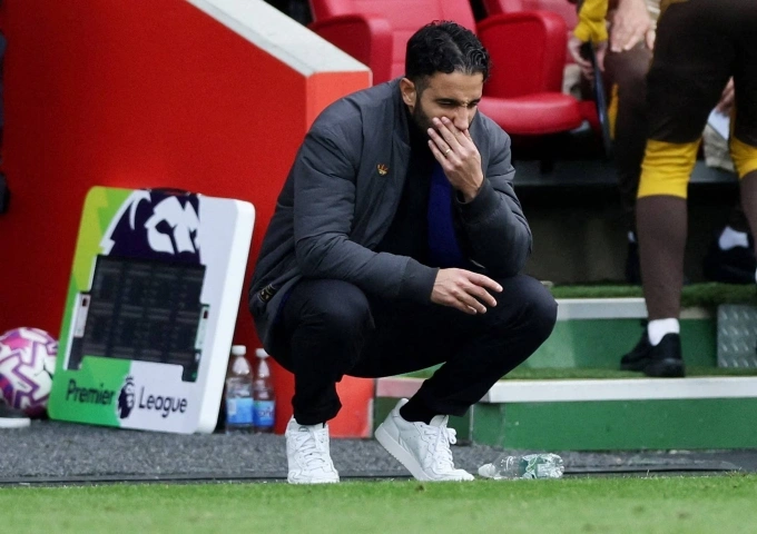 HLV Amorim trầm tư trong trận Brentford 3-1 Man Utd ở vòng sáu Ngoại hạng Anh tối 27/9. Ảnh: Reuters