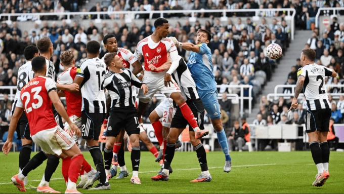 Tình huống Gabriel Magalhaes đánh đầu ấn định chiến thắng. Ảnh: Arsenal FC