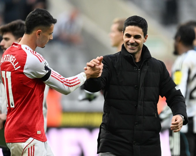 HLV Mikel Arteta (phải) bắt tay Gabriel Martinelli sau trận Arsenal thắng Newcastle 2-1 tại vòng 6 Ngoại hạng Anh trên sân St James Park, thành phố Newcastle upon Tyne, Vương quốc Anh ngày 27/9/2025. Ảnh: Arsenal FC