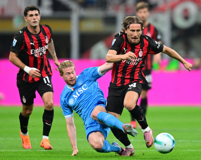 Kevin de Bruyne (áo xanh) tranh chấp với Luka Modric. Ảnh: Reuters