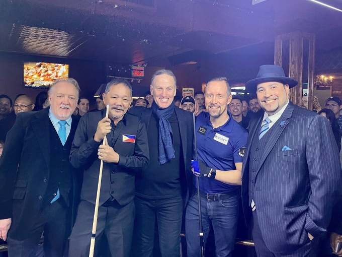 Mika Immonen (thứ hai từ phải sang) thi đấu với Efren Reyes (thứ hai từ trái sang) khi khai trương phòng chơi billiards ở New York, Mỹ vào ngày 16/1/2021. Ảnh: X/Mika Immonen