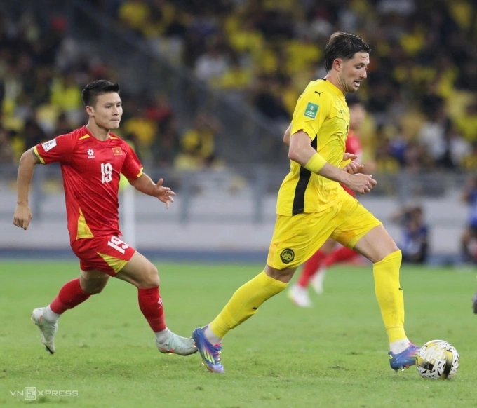 Trung vệ Malaysia Facundo Garces (phải) thi đấu trong trận thắng Việt Nam (áo đỏ) 4-0 ở lượt hai bảng F vòng loại cuối Asian Cup 2027, trên sân Bukit Jalil, Malaysia ngày 10/6/2025. Ảnh: Hai Tư