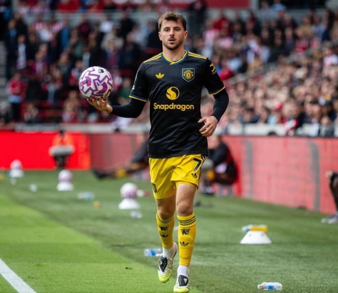 Mason Mount cầm bóng chuẩn bị ném biên trong trận Man Utd thua Brentford 1-3 trên sân Gtech Community, thành phố London, Vương quốc Anh, vòng 6 Ngoại hạng Anh ngày 27/9/2025.