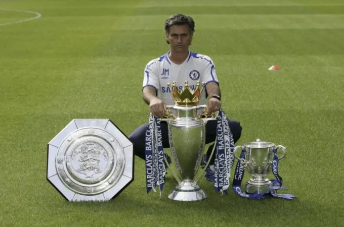 HLV Jose Mourinho chụp ảnh cùng chức vô địch Siêu Cup Anh, Ngoại hạng Anh và Cup Liên đoàn thời còn dẫn dắt Chelsea. Ảnh: Marca