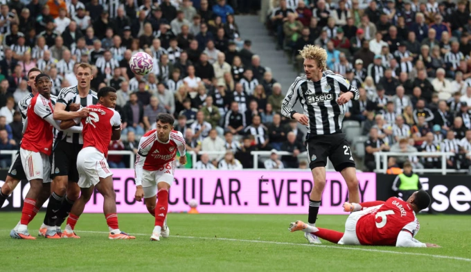 Nick Woltemade đánh đầu mở tỷ số khi Gabriel nằm sân, trong trận Newcastle thua Arsenal 1-2 ở vòng 6 Ngoại hạng Anh trên sân St James Park, Newcastle, Anh ngày 28/9. Ảnh: Reuters