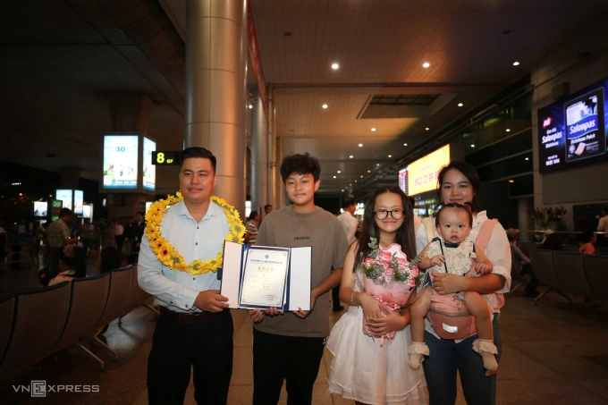 Kỳ thủ Lại Lý Huynh được vợ con chào đón khi trở về TP HCM ngày 28/9/2025. Ảnh: Đức Đồng