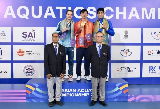 Nguyễn Huy Hoàng (giữa) giành HC vàng bơi 1.500 tự do nam tại giải vô địch châu Á 2025 tại Ấn Độ ngày 29/9/2025. Ảnh: Liên đoàn bơi Ấn Độ
