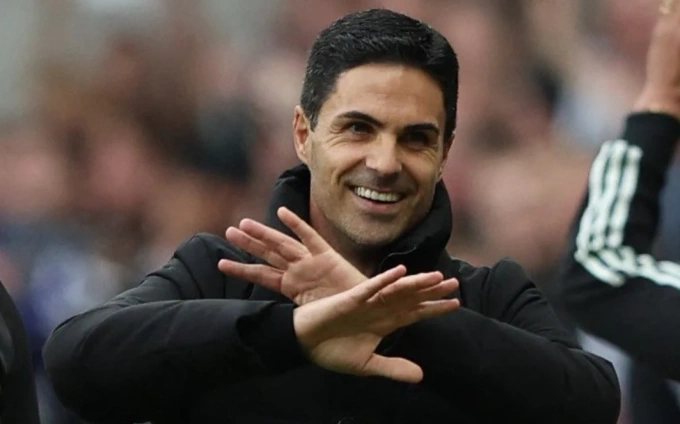 HLV Mikel Arteta phản ứng khi Arsenal bị khước từ phạt đền, trong trận thắng Newcastle 2-1 tại vòng 6 Ngoại hạng Anh trên sân St James Park, thành phố Newcastle, Vương quốc Anh ngày 27/9/2025. Ảnh: Reuters