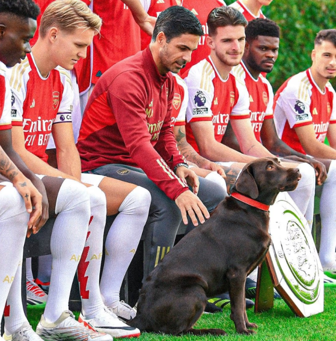 HLV Mikel Arteta và chú chó Labrador được đặt tên là Win (Chiến thắng). Ảnh: Arsenal FC