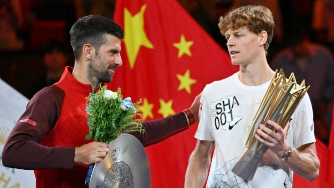 Djokovic (trái) chúc mừng Sinner, trên bục nhận giải Thượng Hải Masters 2024, trên sân Trung tâm ở tổ hợp Qizhong Forest tại Thượng Hải, Trung Quốc. Ảnh: Reuters