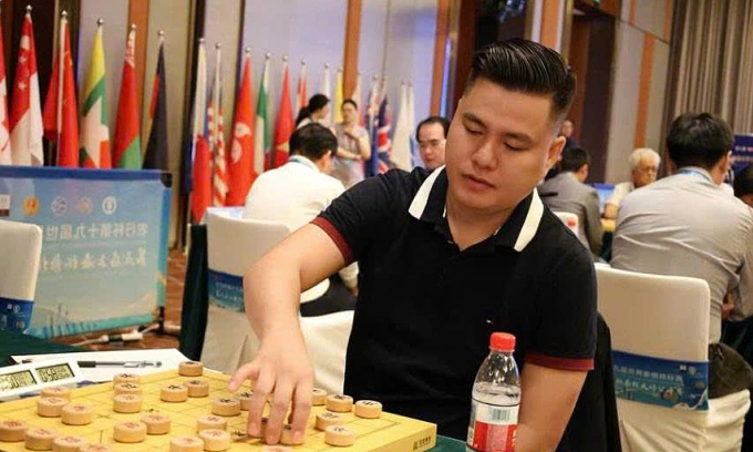Lại Lý Huynh trong một ván đấu tại giải cờ tướng thế giới 2025 ở Thượng Hải, Trung Quốc tháng 9/2025. Ảnh: Trần Ngọc Long