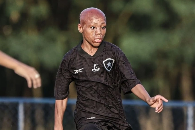 Lopes đi bóng trên sân tập của Botafogo hôm 27/9. Ảnh: Botafogo