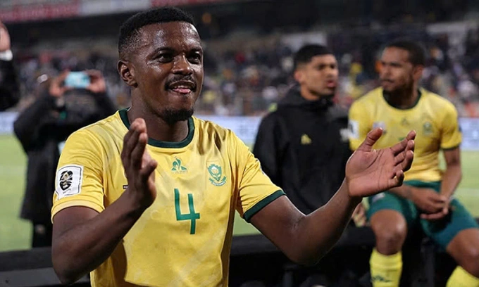 Tiền vệ Teboho Mokoena (số 4) sau trận Nam Phi thắng Lesotho 2-0 (sau đó bị xử thua 0-3) trên sân Peter Mokaba, thành phố Polokwane, tỉnh Limpopo, Nam Phi tối 21/3/2025. Ảnh: Reuters
