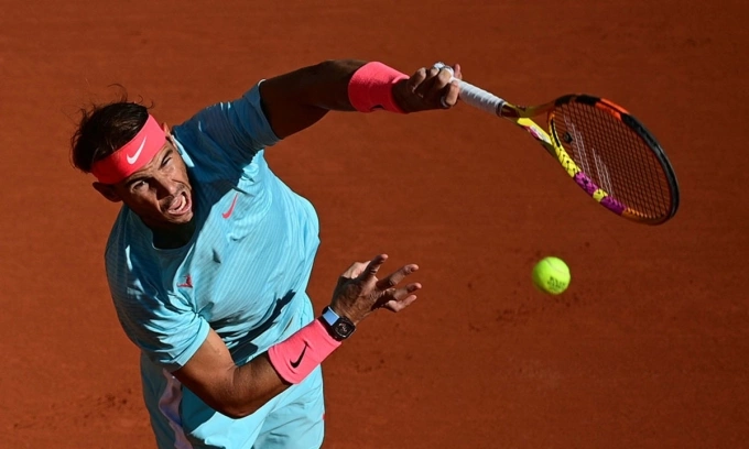 Nadal giao bóng ở Roland Garros 2020, trên sân Philippe Chatrier, Paris, Pháp. Ảnh: Reuters