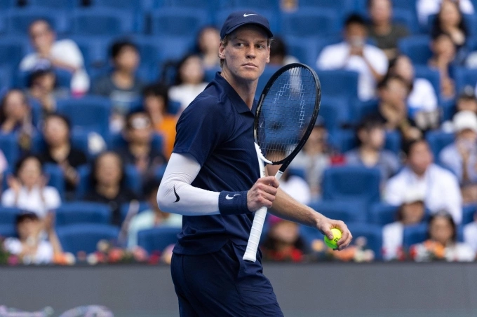 Sinner mừng chiến thắng trước De Minaur, trên sân Trung tâm ở tổ hợp National Tennis Center, Bắc Kinh, Trung Quốc hôm 30/9. Ảnh: Reuters