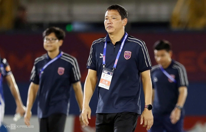 HLV Nguyễn Anh Đức buồn bã sau khi Becamex TP HCM thua CA TP HCM 1-3 ở vòng 4 V-League 2025-2026 ngày 21/9 trên sân Gò Đậu. Ảnh: Đức Đồng