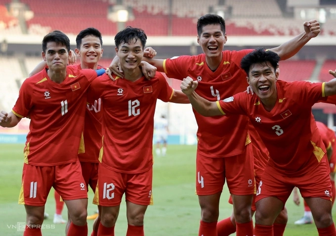 Khuất Văn Khang (số 11), Nguyễn Xuân Bắc (12), Nguyễn Hiểu Minh (4) ăn mừng bàn ấn định chiến thắng 2-1 trước Philippines, ở bán kết U23 Đông Nam Á 2025, trên sân Gelora Bung Karno, Indonesia vào ngày 25/7/2025. Ảnh: Hai Tư
