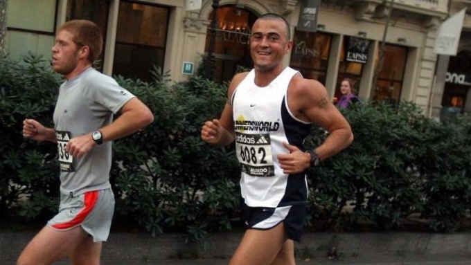 Luis Enrique trên đường chạy marathon thời mới giải nghệ cầu thủ. Ảnh: Tribuna