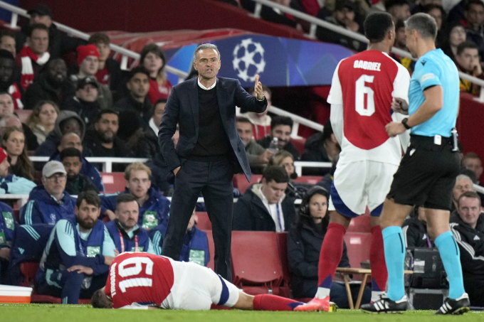HLV Enrique chỉ đạo trong trận PSG thua Arsenal 0-2 ở lượt hai vòng bảng Champions League trên sân Emirates, London ngày 1/10/2024. Ảnh: AP