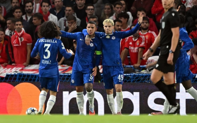Cucurella, Fernandez và Garnacho (từ trái qua phải) mừng bàn mở tỷ số của Chelsea, trên sân Stamford Bridge, London, Anh hôm 30/9. Ảnh: Reuters