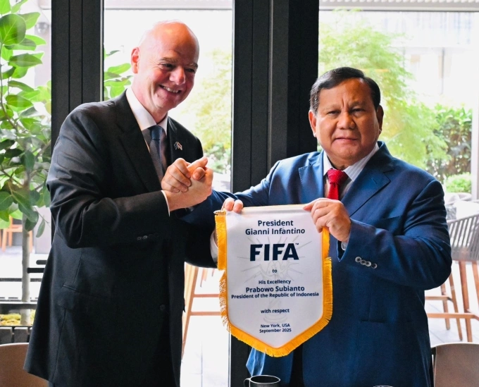 Tổng thống Indonesia Prabowo Subianto (phải) gặp chủ tịch FIFA Gianni Infantino (trái) tại New York, Mỹ vào ngày 25/9/2025. Ảnh: FIFA