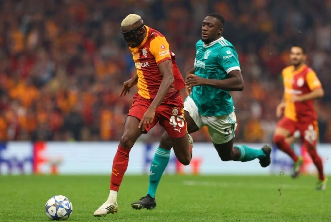 Osimhen đi bóng trong trận Galatasaray 1-0 Liverpool ở lượt hai vòng bảng Champions League tối 30/9. Ảnh: Reuters
