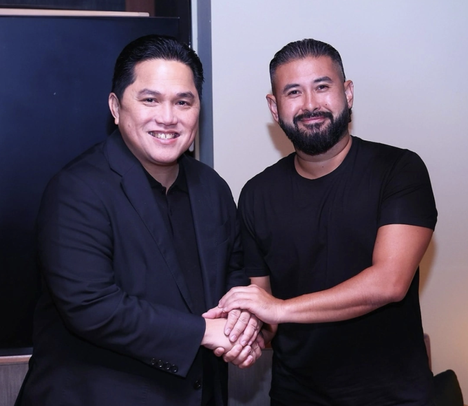 Nhiếp chính vương bang Johor Tunku Ismail Sultan Ibrahim (phải) gặp chủ tịch Liên đoàn bóng đá Indonesia Erick Thohir (trái) hồi tháng 11/2024. Ảnh: Instagram/erickthohir