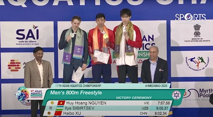 Kình ngư Việt Nam Nguyễn Huy Hoàng (giữa) nhận HC vàng bơi 800m tự do nam tại giải bơi vô địch châu Á 2025, ở Cung thể thao dưới nước Veer Savarkar, Ấn Độ ngày 1/10/2025. Ảnh: Chụp màn hình