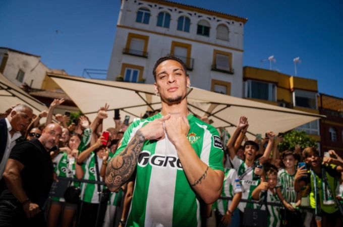 Antony được người hâm mộ chào đón trong buổi lễ ra mắt Real Betis ngày 2/9. Ảnh: Betis