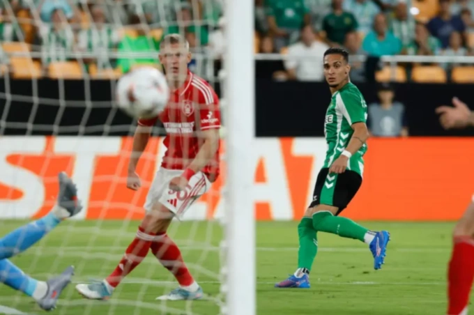 Antony ghi bàn ấn định tỷ số trong trận Real Betis hòa Nottingham Forest 2-2 ở lượt đầu Europa League trên sân La Cartuja, Sevilla, Tây Ban Nha ngày 24/9/2025. Ảnh: UEFA