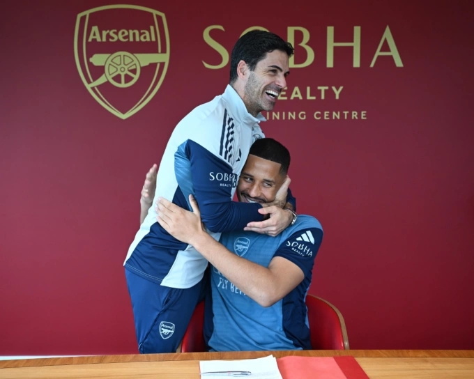 HLV Mikel Arteta (trái) ôm William Saliba trong ngày hậu vệ người Pháp gia hạn hợp đồng với Arsenal. Ảnh: Arsenal FC