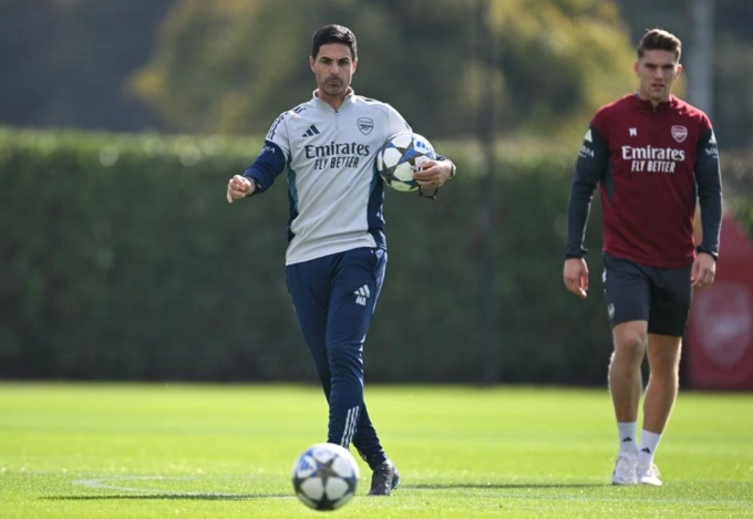 HLV Mikel Arteta trong buổi tập của Arsenal ngày 30/9. Ảnh: Arsenal FC