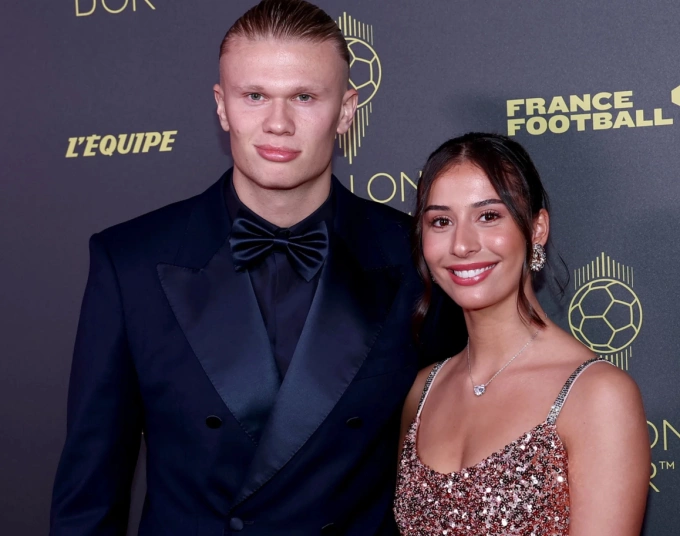 Erling Haaland và bạn gái Isabel Johansen dự lễ trao Quả Bóng Vàng 2023. Ảnh: EPA