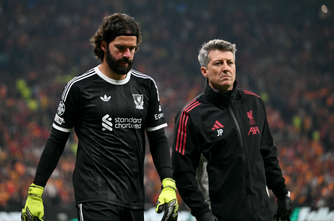 Alisson Becker (trái) rời sân đầu hiệp hai. Ảnh: AFP