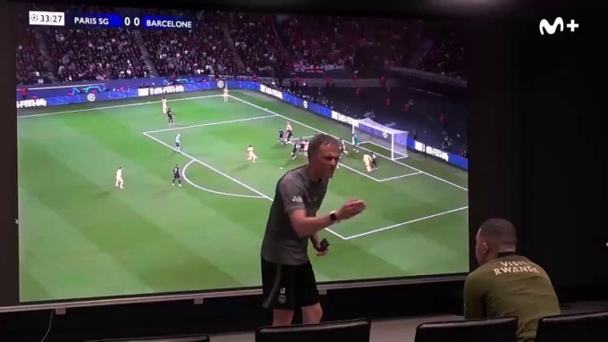 Enrique lên lớp với Mbappe sau một trận PSG - Barca ở Champions League. Ảnh: M+
