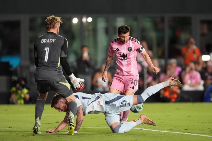 Lionel Messi (áo hồng) đi bóng trong trận Inter Miami thua Chicago Fire 3-5 trên sân Lockhart, Fort Lauderdale, Florida, Mỹ ngày 30/9/2025. Ảnh: AP