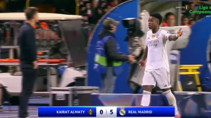 Vinicius tỏ thái độ với HLV Xabi Alonso khi bị rút khỏi sân. Ảnh chụp màn hình