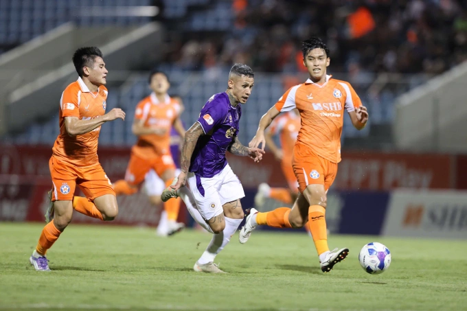Tiền đạo Hà Nội FC Fernando (áo tím) ghi bàn ở phút 45. Ảnh: VPF