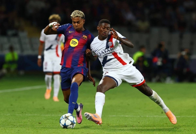 Nuno Mendes (phải) tranh bóng với Lamine Yamal trong trận Barca 1-2 PSG ở lượt hai vòng bảng Champions League tối 1/10. Ảnh: Reuters