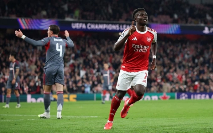 Saka (đỏ) mừng bàn ấn định chiến thắng 2-0, trên sân Emirates, London, Anh hôm 1/10. Ảnh: Reuters