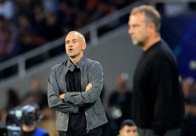 HLV Enrique (trái) trong trận PSG thắng Barca ở lượt hai vòng bảng Champions League, trên sân Montjuic, Barcelona, Tây Ban Nha ngày 1/10/2025. Ảnh: Reuters
