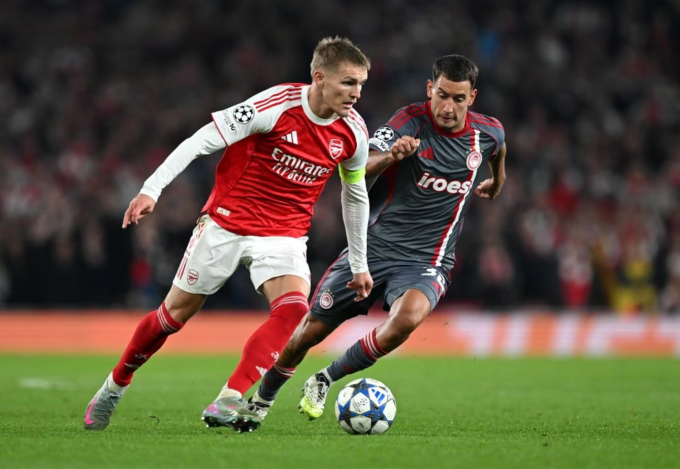 Martin Odegaard (áo đỏ) lần đầu đá cả trận sau khi bình phục chấn thương. Ảnh: Arsenal FC