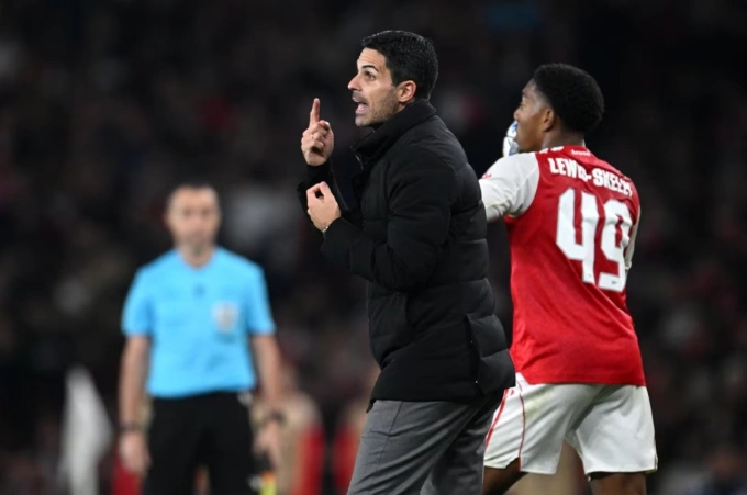 HLV Mikel Arteta (áo đen) chỉ đạo trong trận Arsenal Olympiakos 2-0 ở lượt hai Champions League trên sân Emirates, London, Anh ngày 1/10/2025. Ảnh: Arsenal FC
