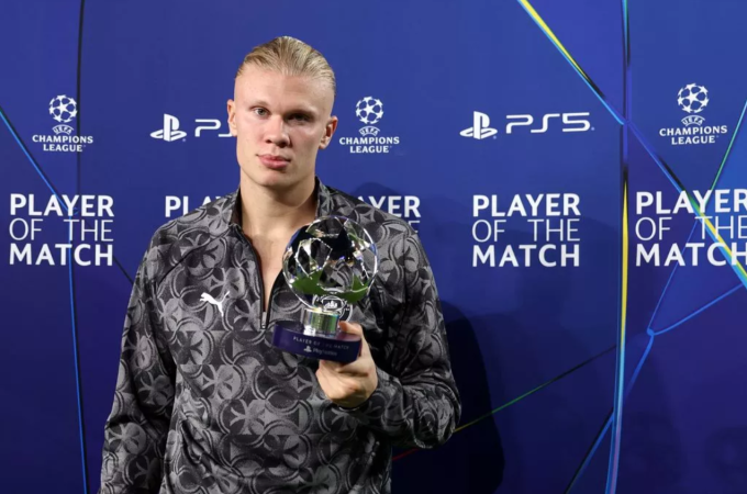Erling Haaland không vui dù được bình chọn là cầu thủ hay nhất trận. Ảnh: UEFA