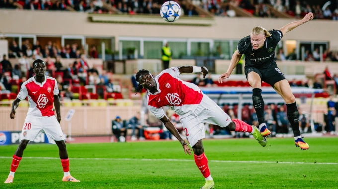 Erling Haaland đánh đầu nâng tỷ số lên 2-1, trong trận Man City hòa Monaco 2-2 ở lượt hai Champions League trên sân Louis II, quận Fontvieille, Monaco, Pháp ngày 1/10/2025. Ảnh: Man City