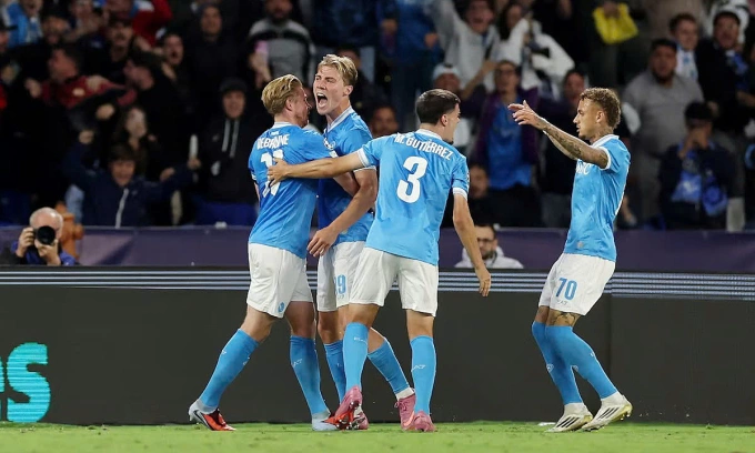 Hojlund (thứ hai từ trái sang) mừng bàn thắng trong trận Napoli thắng Sporting trên sân Diego Armando Maradona, thành phố Naples, Italy tối 1/10/2025. Ảnh: Reuters